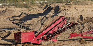 重型拖拉机在采石场工作