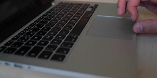 电脑笔记本电脑键盘用在桌子上的银笔记本电脑的慢动作