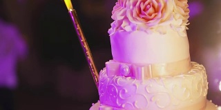 婚礼蛋糕上面有花