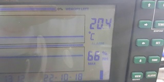 检查气象站的温度和湿度
