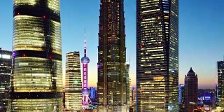 上海陆家嘴金融区白天到晚上的时间流逝，中国