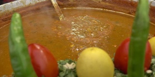 有些人在做的是青椒，是印度著名的一种油炸的美味街头小吃。