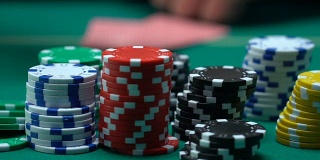 冒险的扑克玩家检查他的牌，提高赌注，大胆的虚张声势，赌博