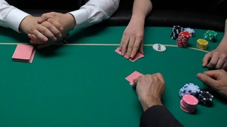 赌场管理员专业地洗牌并把牌交给玩家，大扑克视频素材模板下载