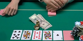热心的赌场玩家给最后的钱和他的手表，打赌，财务问题