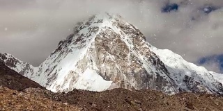 尼泊尔白雪覆盖的岩石山