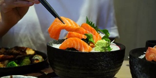 把日本料理放在桌子上食物的电影场景。
