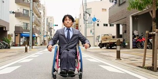 坐在轮椅上的日本人
