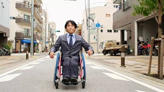 坐在轮椅上的日本人视频素材模板下载
