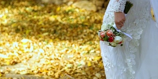 新娘手持婚礼花束行走