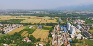 中国西安麦田和村庄鸟瞰图。
