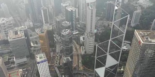 无人机俯瞰中环的香港摩天大楼