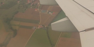 透过飞机窗户的村庄