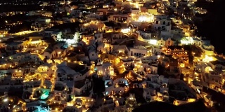 夜间飞越希腊圣托里尼岛伊亚镇