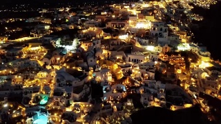 夜间飞越希腊圣托里尼岛伊亚镇视频素材模板下载