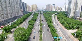 高架桥上交通的航拍/中国西安。