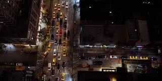 典型曼哈顿十字路口的高角度夜景
