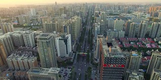 日落时分，航拍道路上的交通和城市景观/中国西安
