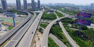 高架桥上交通的航拍/中国西安。