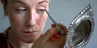 女人用眼线化妆