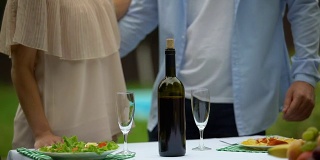 新婚夫妇在乡村别墅为约会前的餐桌服务，自制葡萄酒的传统