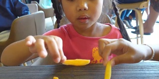 小女孩在吃薯条