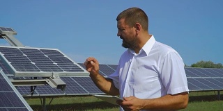 男性专家检查太阳能电池板