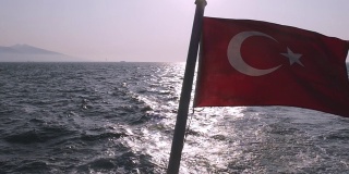 渡船上土耳其国旗慢镜头在船尾飘扬。