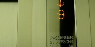 电梯内数字显示楼层编号从12降至0。