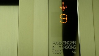 电梯内数字显示楼层编号从12降至0。视频素材模板下载