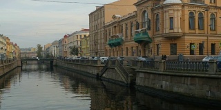 圣彼得堡运河的古老的石头堤岸