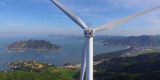 中国福建沿海风力涡轮机鸟瞰图。