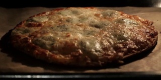 烤箱里烤的意大利玛格丽塔披萨