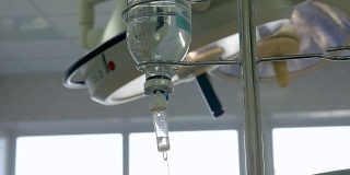 在手术过程中向病人提供液体的特殊装置。特写镜头。