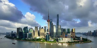 4K:上海全景天际线在一天到日落在台风日，中国