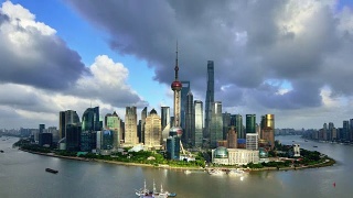4K:上海全景天际线在一天到日落在台风日，中国视频素材模板下载