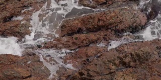 海浪撞击岩石，慢镜头