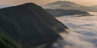 时光流逝:日本北海道阿kan国家公园马淑湖上的薄雾