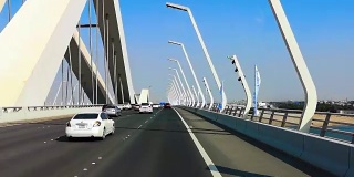 在阿拉伯联合酋长国阿布扎比市的一座现代桥上开车