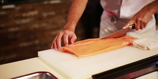 厨师切三文鱼海鲜。