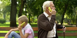小男孩和爷爷用香蕉做手机，一起玩有趣的游戏，说笑话