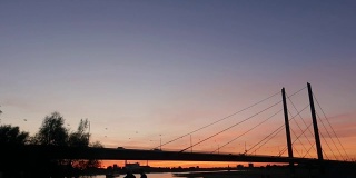 桥和塔在日落全景-杜塞尔多夫，德国-股票视频