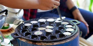 自制泰式椰子煎饼，泰式甜食，传统甜品“Kanom Krok”