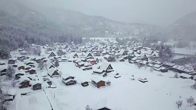 白川乡(Shirakawa-go)的传统茅草屋位于日本岐阜县(Gifu)、石川县(Ishikawa)和富山县(Toyama)附近的雪山中