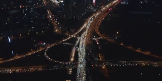 高速公路鸟瞰图繁忙的城市高峰时间，严重的交通堵塞高速公路