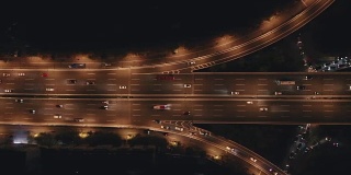 高速公路鸟瞰图繁忙的城市高峰时间，严重的交通堵塞高速公路
