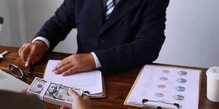 商务人员协调金融业务，签订商务合同和合资企业。