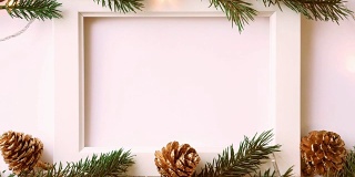 相框照片，松枝，灯和圣诞节装饰新年和圣诞节的概念背景