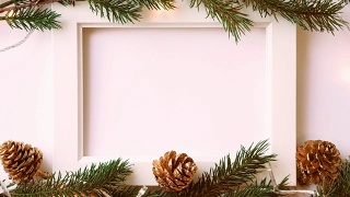 相框照片，松枝，灯和圣诞节装饰新年和圣诞节的概念背景视频素材模板下载