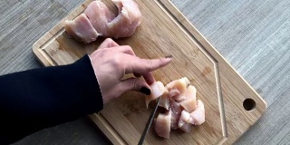 女人用手切鸡胸肉